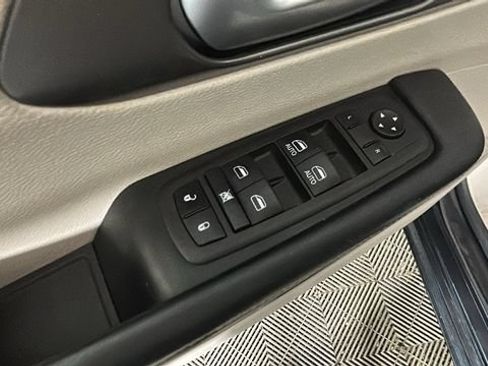Used 2023 Chrysler Pacifica Touring-L FWD image 10