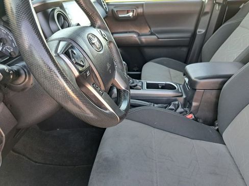 Used 2022 Toyota Tacoma TRD Off-Road image 18