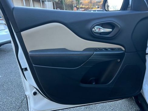 Used 2017 Jeep Cherokee Limited image 10