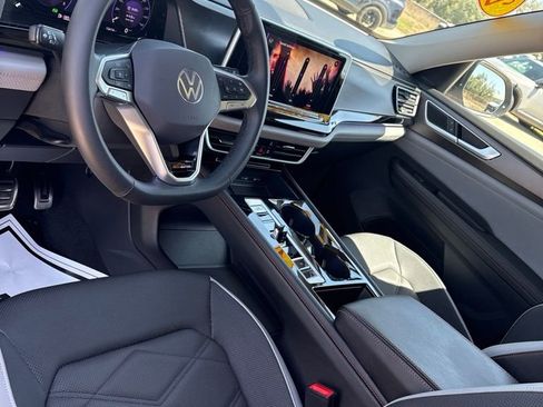 Used 2024 Volkswagen Atlas Peak Edition SE AWD/4WD image 9