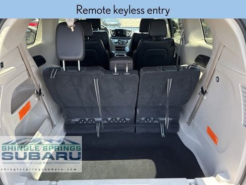 Used 2022 Chrysler Pacifica Touring-L image 14