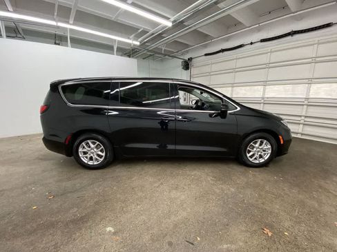 Used 2024 Chrysler Pacifica Touring-L FWD image 7