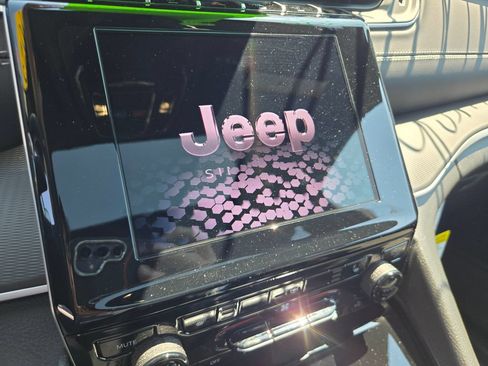 Used 2025 Jeep Grand Cherokee Altitude AWD/4WD image 14