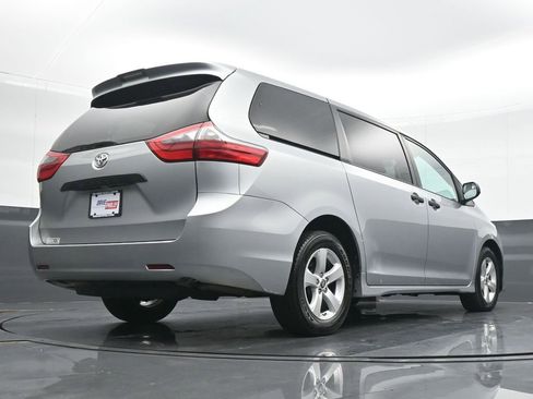 Used 2020 Toyota Sienna L image 21