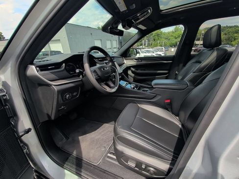 Used 2025 Jeep Grand Cherokee Limited AWD/4WD image 10