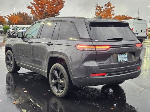 Used 2023 Jeep Grand Cherokee Altitude image 4