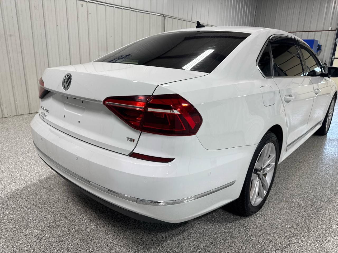 Used 2017 Volkswagen Passat 1.8T SEL Premium FWD image 7