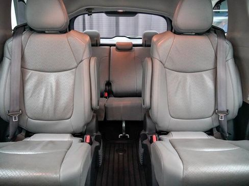 Used 2022 Toyota Sienna Limited image 18