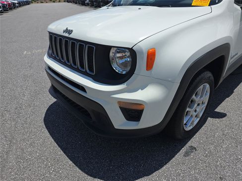 Used 2023 Jeep Renegade Latitude AWD/4WD image 9