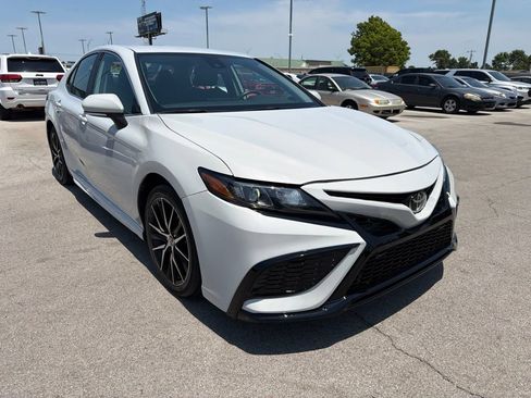 Used 2023 Toyota Camry SE FWD image 3