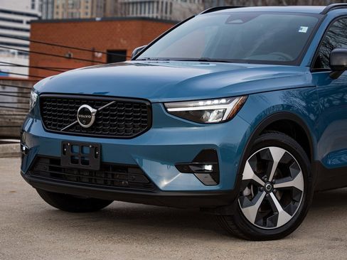 Certified 2025 Volvo XC40 B5 Plus image 2