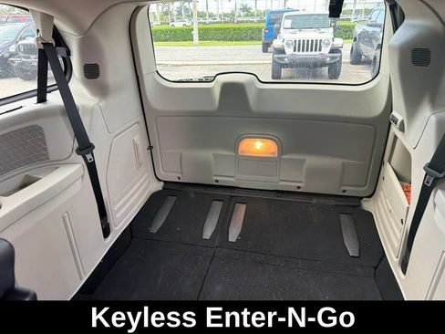 Used 2014 Chrysler Town & Country Touring-L FWD image 6