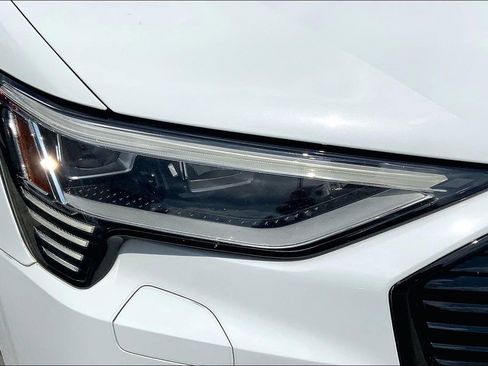 Used 2022 Audi e-tron Premium image 27