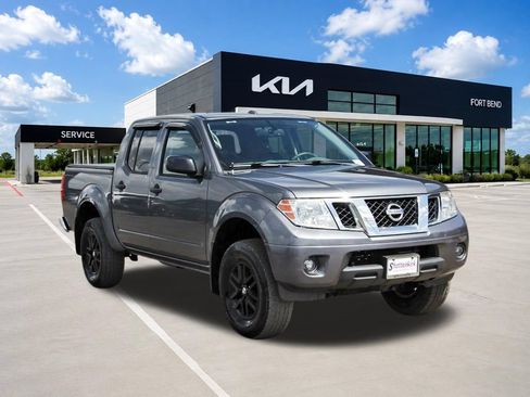 Used 2017 Nissan Frontier SV w/ SV Value Truck Package AWD/4WD image 3