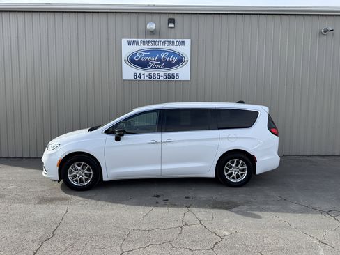 Used 2025 Chrysler Pacifica Select image 1