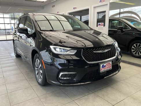 Used 2024 Chrysler Pacifica Limited FWD image 1