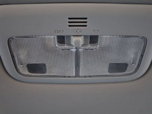 Used 2017 Toyota Corolla LE image 34