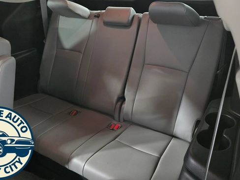 Used 2023 Toyota Highlander XLE AWD/4WD image 28