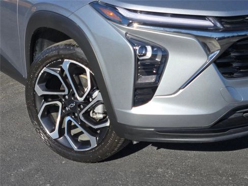 Used 2024 Chevrolet Trax RS w/ Sunroof Package image 3