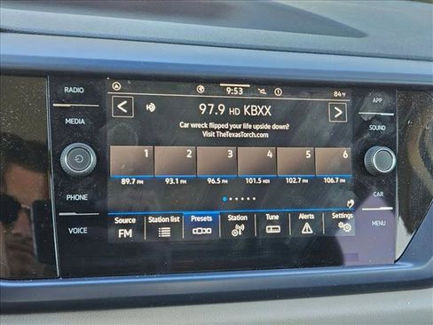 Used 2023 Volkswagen Taos SE w/ Panoramic Sunroof Package FWD image 11