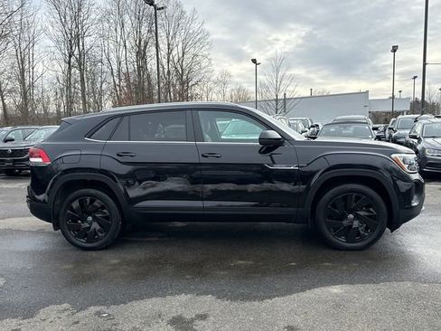 Used 2024 Volkswagen Atlas Cross Sport SE w/ Panoramic Sunroof Package image 3