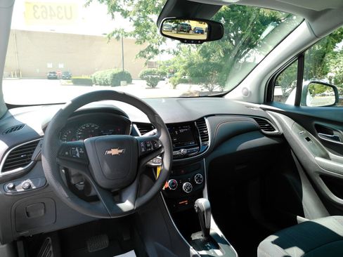 Used 2020 Chevrolet Trax LT AWD/4WD image 9