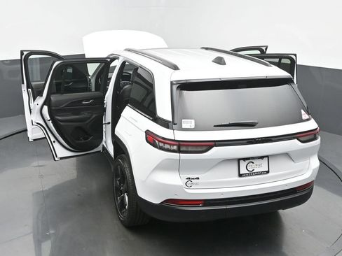 New 2025 Jeep Grand Cherokee Altitude image 67