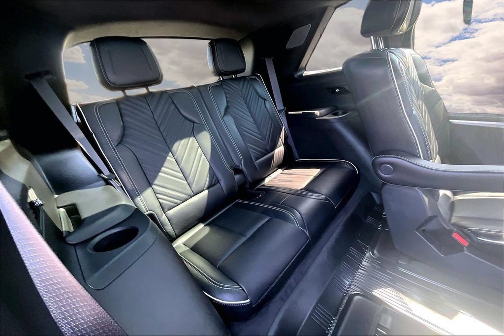 Certified 2026 Cadillac Vistiq Platinum w/ LPO, Floor Liner Package AWD/4WD image 26