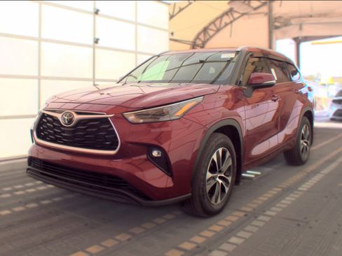 Used 2022 Toyota Highlander XLE FWD image 1