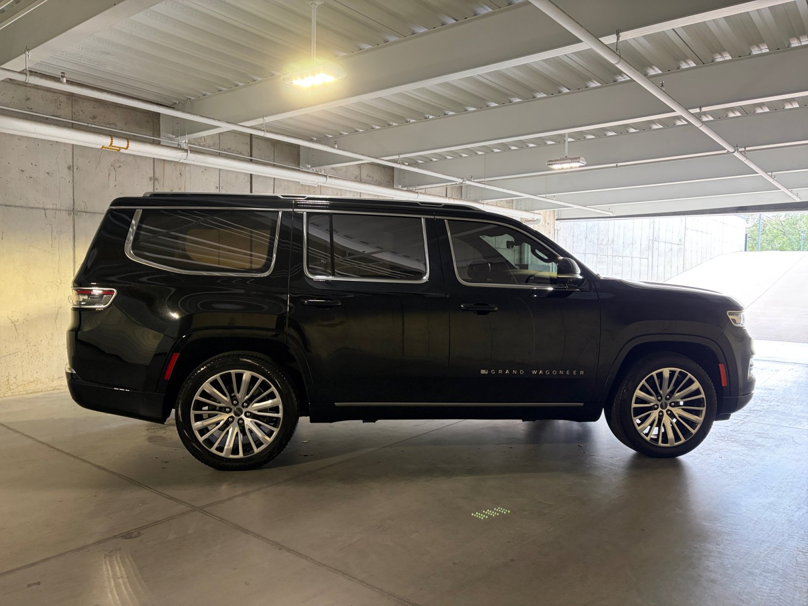 Used 2023 Jeep Grand Wagoneer Series III AWD/4WD image 8