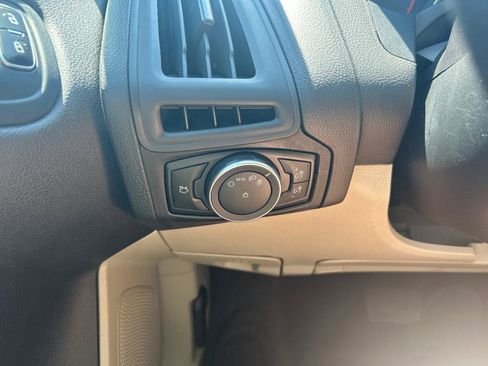 Used 2018 Ford Focus SE FWD image 16