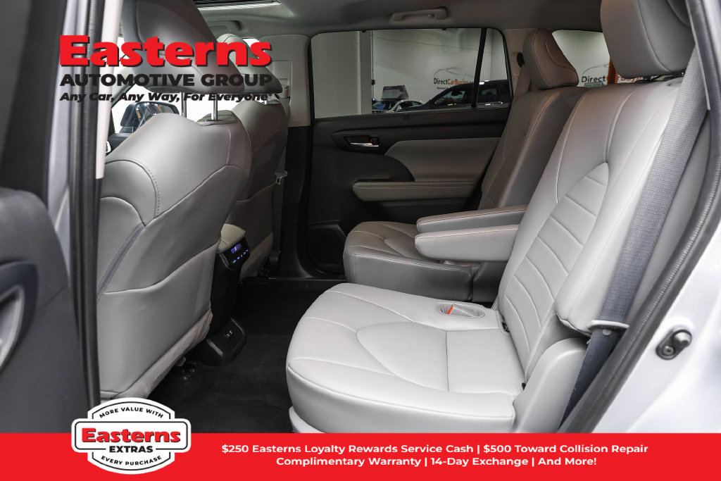 Used 2021 Toyota Highlander XLE FWD image 25