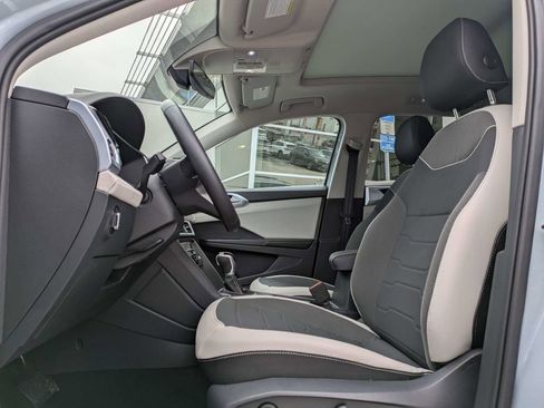 Certified 2025 Volkswagen Taos SE w/ Panoramic Sunroof Package image 2