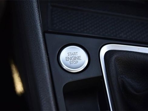 Certified 2025 Volkswagen Jetta SE w/ Sunroof Package image 17