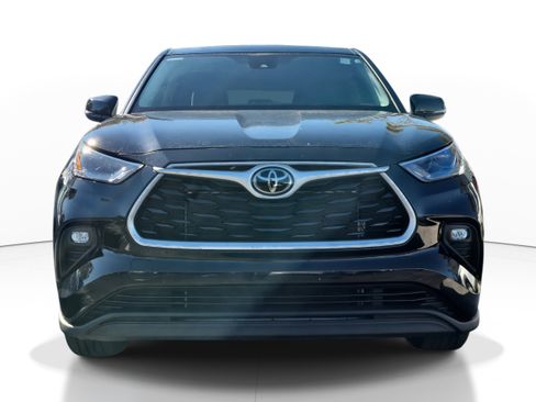 Used 2022 Toyota Highlander LE image 2