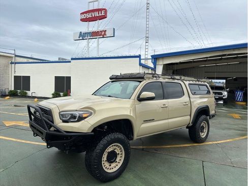 Used 2017 Toyota Tacoma TRD Off-Road image 19