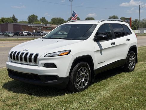 Used 2017 Jeep Cherokee Sport w/ Cold Weather Group AWD/4WD image 3