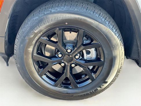 Used 2024 Jeep Grand Cherokee L Altitude image 33