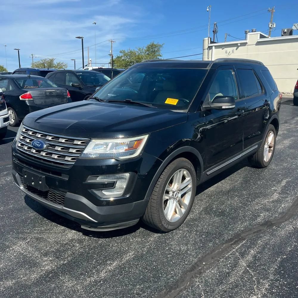 Used 2017 Ford Explorer XLT w/ Equipment Group 202A AWD/4WD image 1