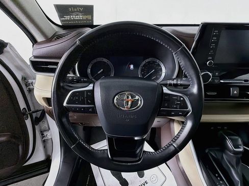 Used 2020 Toyota Highlander XLE AWD/4WD image 11