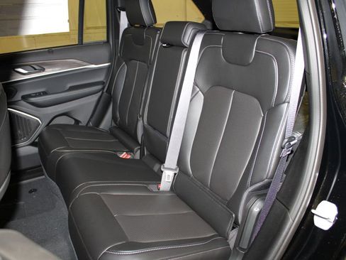 New 2025 Jeep Grand Cherokee Limited w/ Luxury Tech Group II image 31