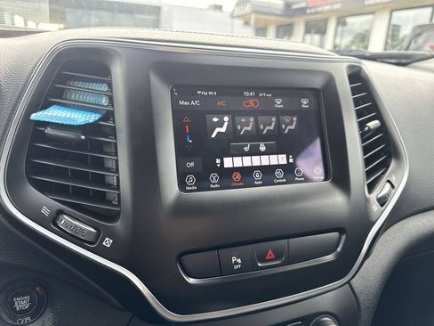 Used 2019 Jeep Cherokee Latitude Plus w/ Cold Weather Group AWD/4WD image 13