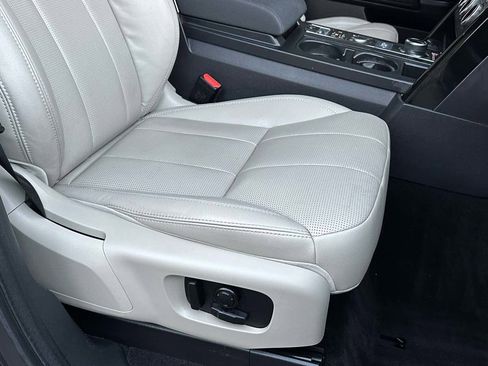 Used 2018 Land Rover Discovery SE image 21