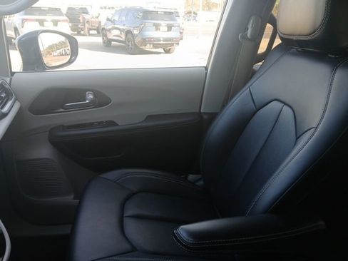 Used 2024 Chrysler Pacifica Touring-L image 38