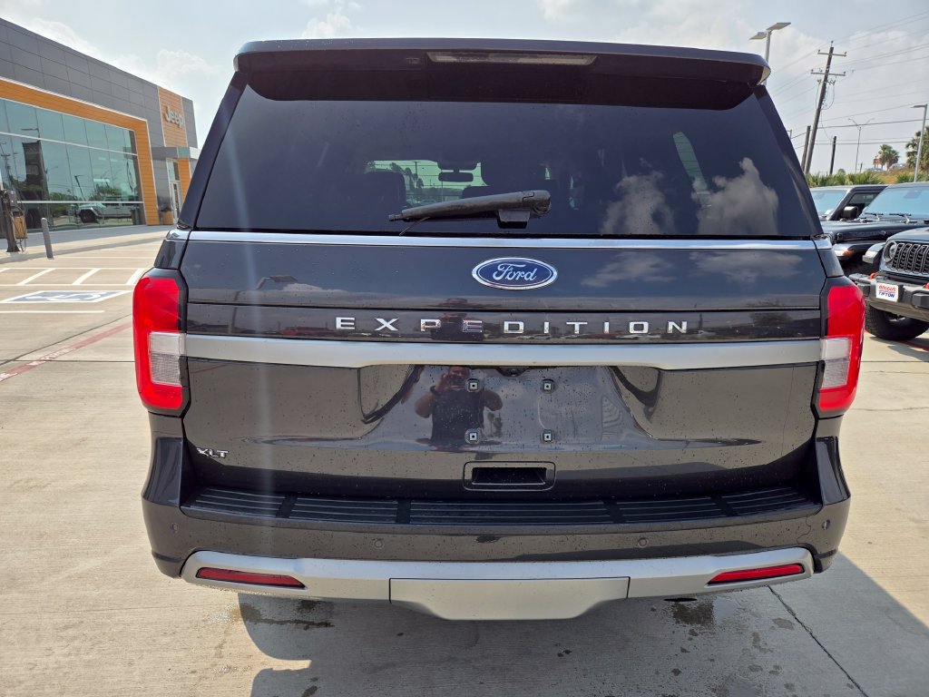 Used 2024 Ford Expedition XLT RWD image 3