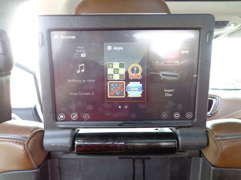 Used 2017 Chrysler Pacifica Limited w/ UConnect Theater Package FWD image 25