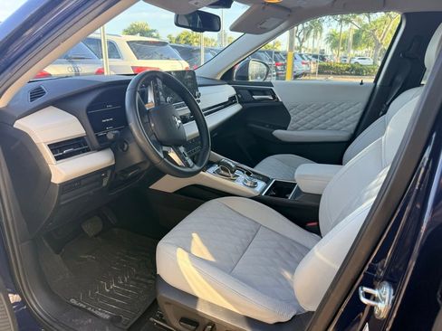 Used 2023 Mitsubishi Outlander SEL image 2