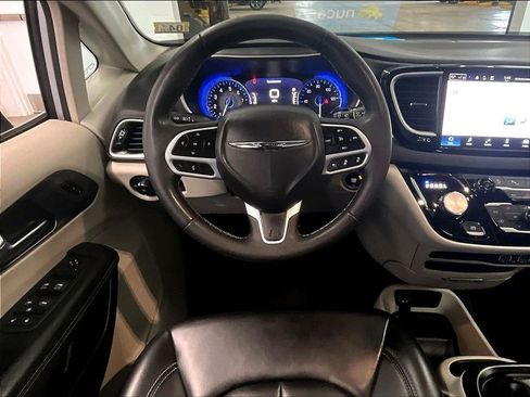 Used 2023 Chrysler Pacifica Touring-L FWD image 18