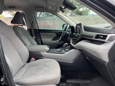 Used 2024 Toyota Highlander LE AWD/4WD image 27