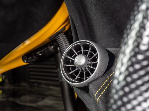 Used 2015 McLaren 650S Spider image 33